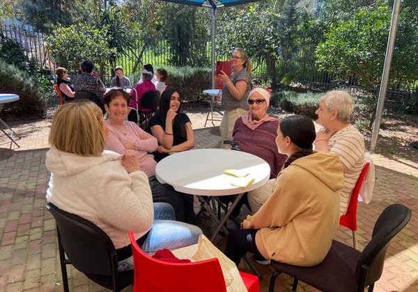 כיתה ח’3 יצאו לשמח אזרחים ותיקים במרכז אור