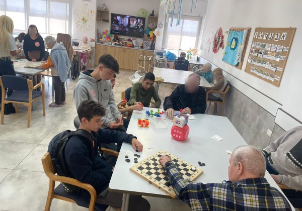 כיתה ח׳5 ביקרו בבית האבות הדר במחלקה הסיעודית