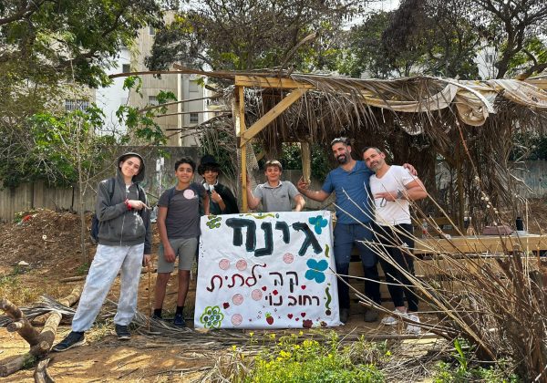 כיתות ז׳ 2,6,7 הגיעו לעבודה ושיפוץ הגינה הקהילתית ברחוב נוי