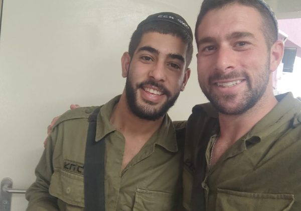 ליאב יצחק מחזור פ”ב עם מורה מבית הספר דן פליישר