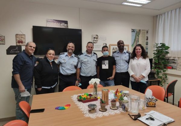 הסברה לחלק מתלמידי כיתות ח-ט ע”י קציני יחידת המשטרה