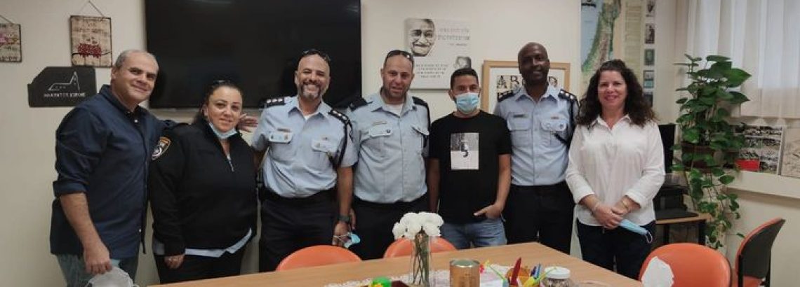 הסברה לחלק מתלמידי כיתות ח-ט ע”י קציני יחידת המשטרה